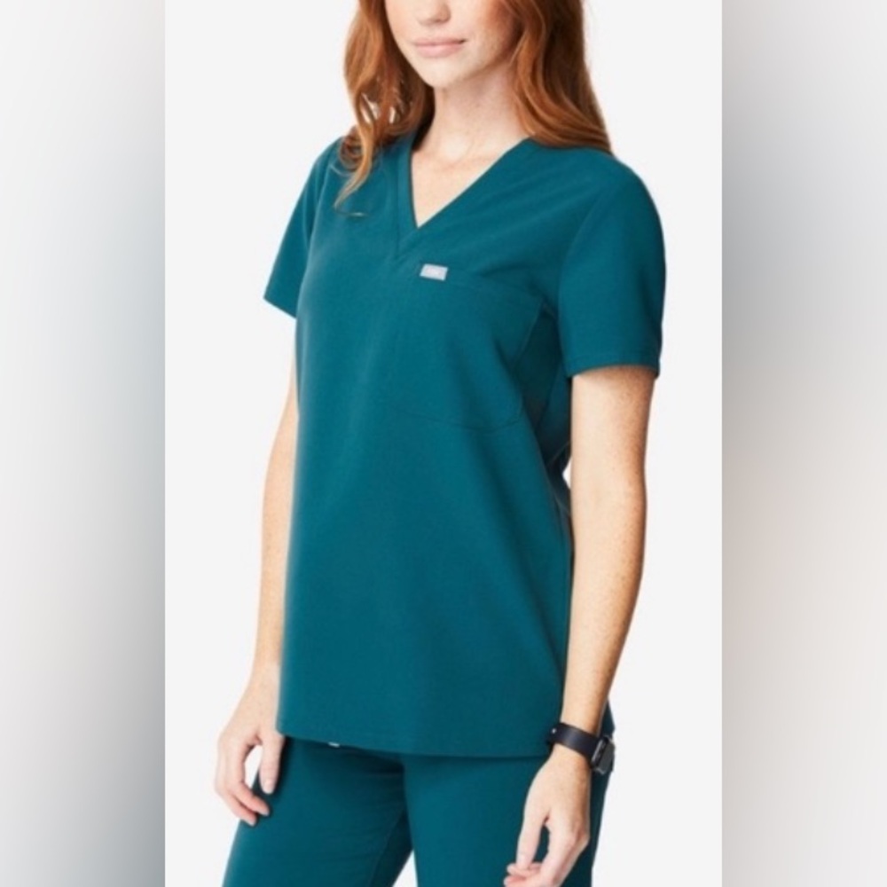 FIGS Catarina One-Pocket Scrub Top - size M, Caribbean blue